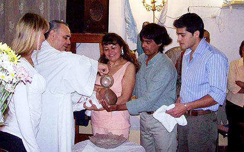 Taufe in der Heiligen Messe der Kampagne in Goya